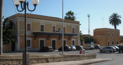 Noto da Catania: il treno arriva in stazione (non in corso)