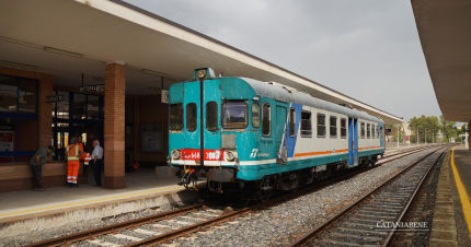 Caltagirone da Catania: il treno arriva in stazione (non alla scalinata)