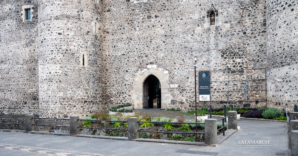 Castello Ursino: Piazza Federico II di Svevia (non è il Bellini)